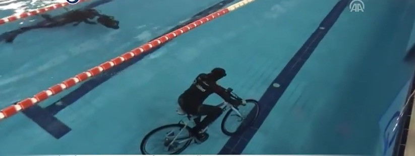 Κάνοντας ποδήλατο μέσα σε πισίνα [ΒΙΝΤΕΟ]