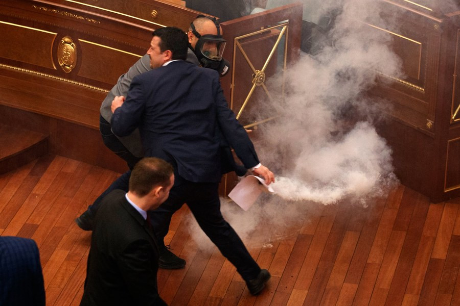 Ξανά δακρυγόνα μέσα στη Βουλή του Κοσόβου [ΒΙΝΤΕΟ]