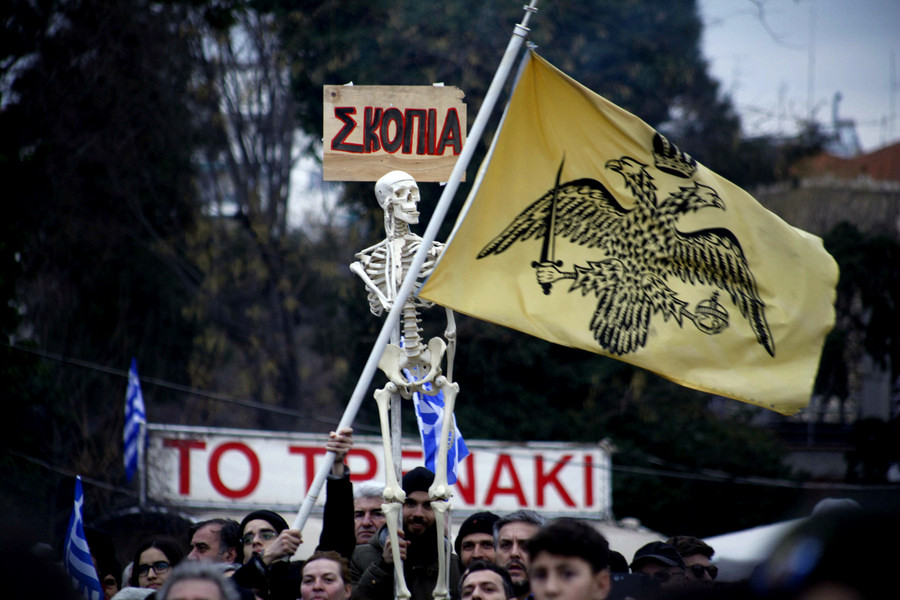 Ποιοι είναι οι «μακεδονομάχοι» που απειλούν τους πολιτικούς με «κρεμάλες»