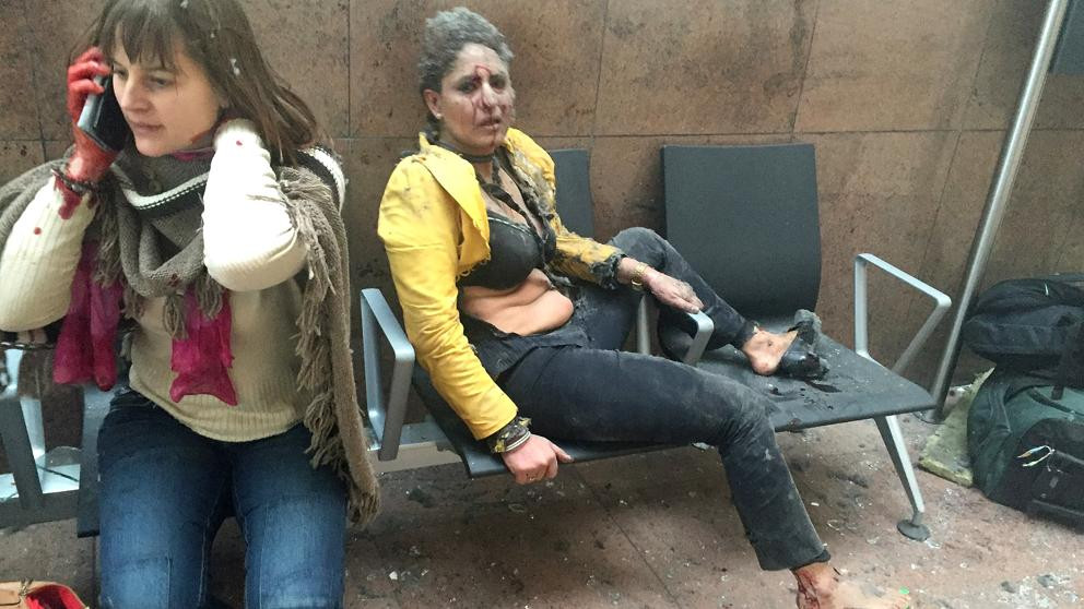 Η γυναίκα – σύμβολο της τρομοκρατικής επίθεσης στις Βρυξέλλες μιλά για τα γεγονότα δύο χρόνια μετά