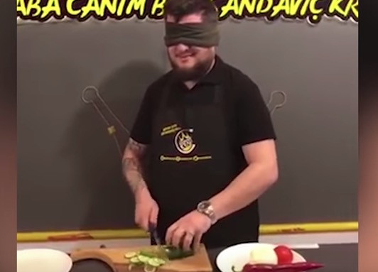 Τούρκος σεφ ψιλοκόβει λαχανικά με κλειστά μάτια [ΒΙΝΤΕΟ]