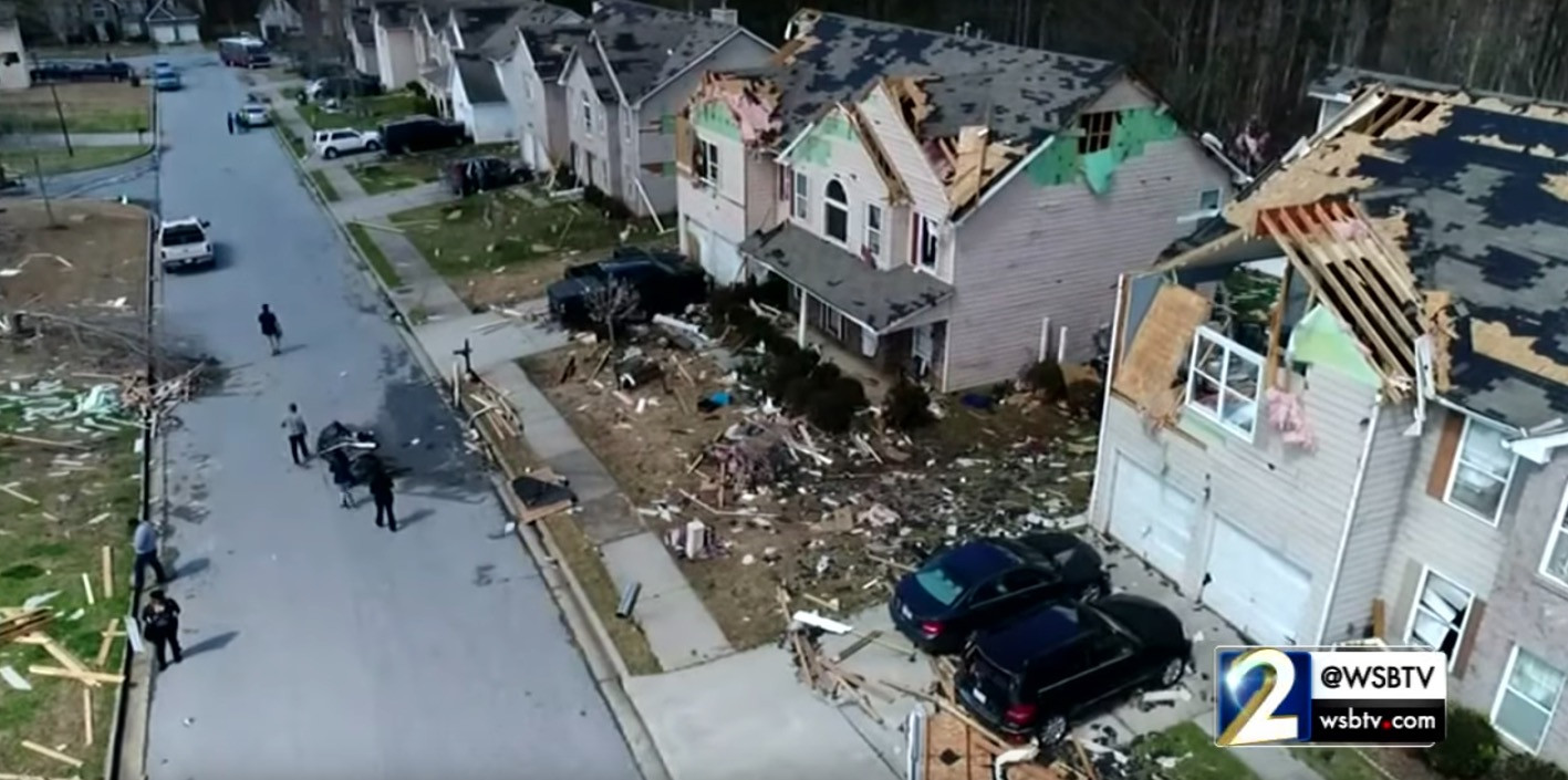Βίντεο: Τυφώνας ξήλωσε ολόκληρα σπίτια στο Σάουθ Φούλτον της Τζόρτζια