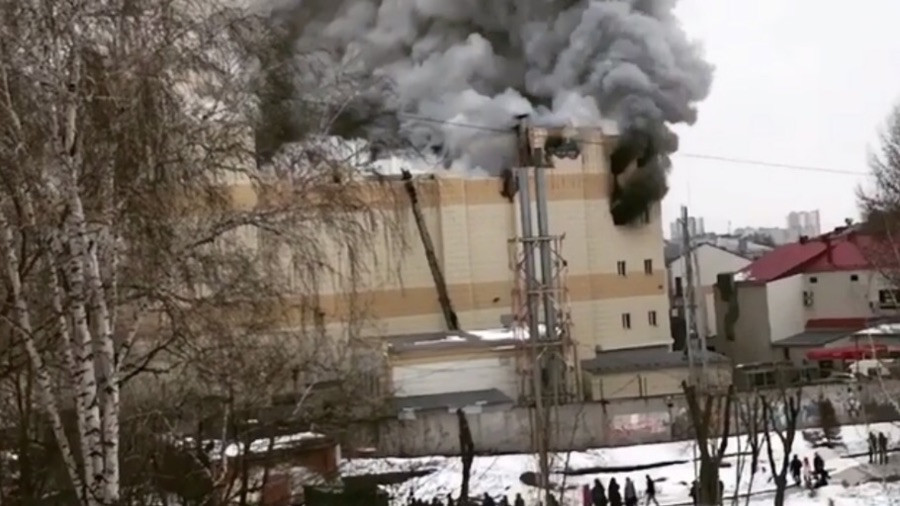 Πέντε νεκροί και 32 τραυματίες από πυρκαγιά σε εμπορικό κέντρο στη Ρωσία