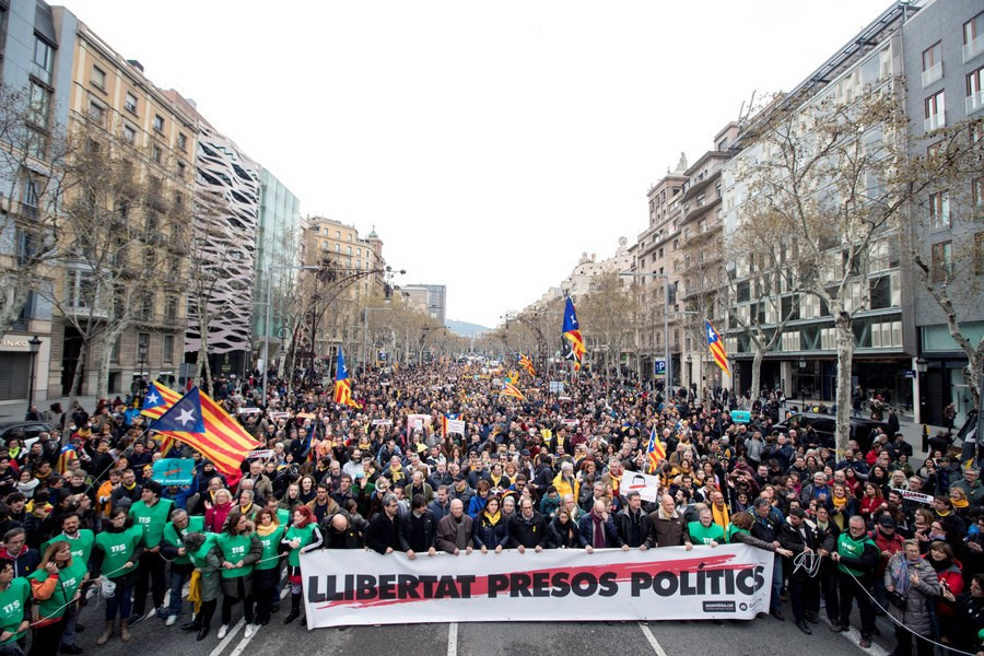 Στους δρόμους χιλιάδες καταλανοί ενάντια στη σύλληψη του Πουτζντεμόν [BINTEO]