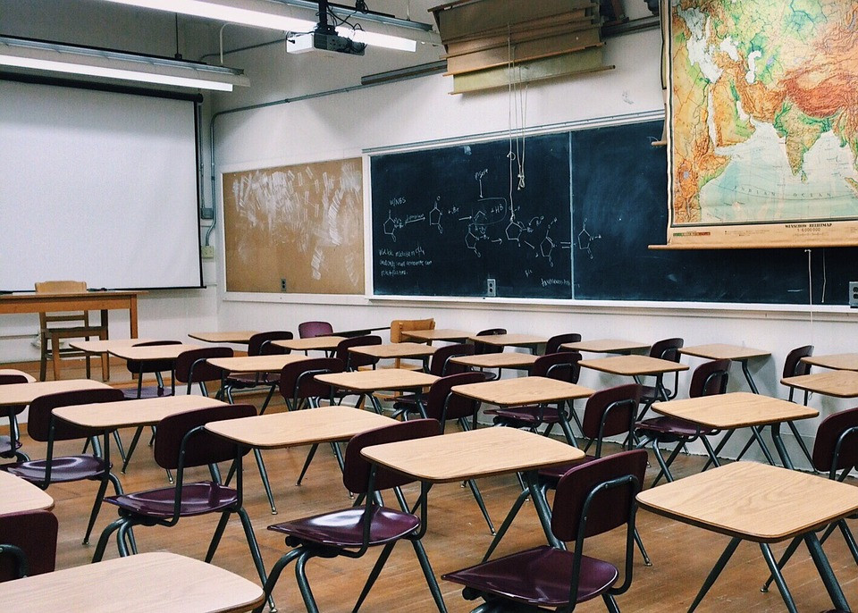 Συναγερμός σε σχολείο στο Ακραίφνιο: Αρρώστησαν 45 από τους 60 μαθητές