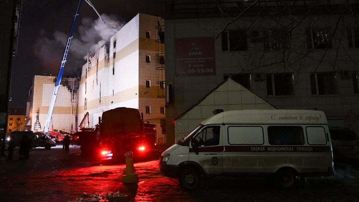 Σε «εγκληματική αμέλεια» αποδίδει ο Πούτιν τη φονική πυρκαγιά σε εμπορικό κέντρο
