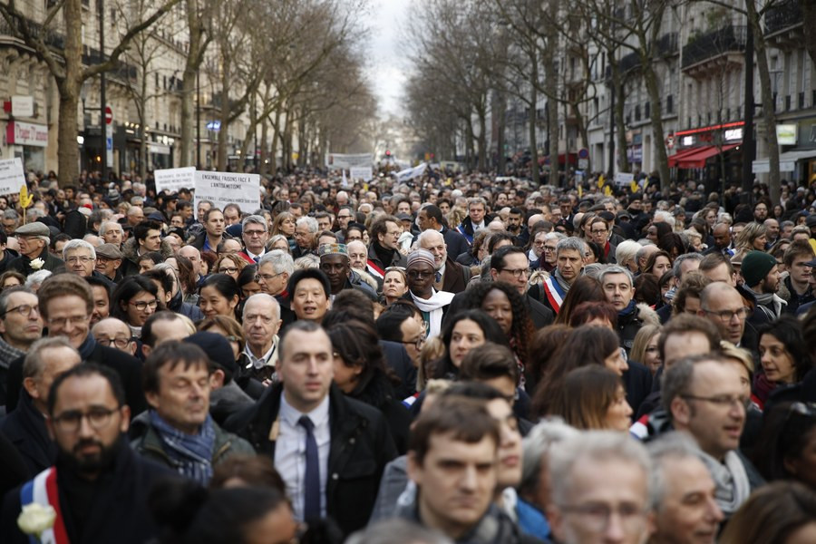 Παρίσι: Χιλιάδες άνθρωποι στη «λευκή πορεία» κατά του αντισημιτισμού