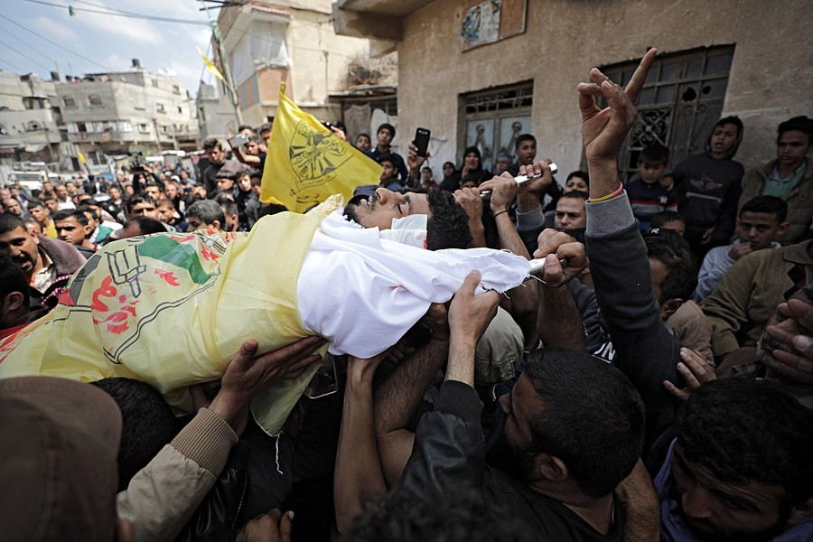 Χιλιάδες στις κηδείες των 16 νεκρών στη Γάζα – Η Ε.Ε. ζητεί ανεξάρτητη έρευνα