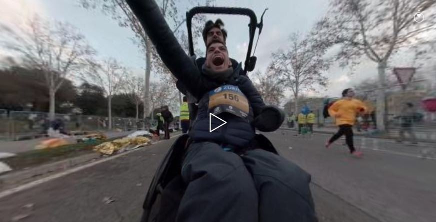«Ένας άγγελος» σε αναπηρικό αμαξίδιο διδάσκει πώς ξεπερνιούνται τα όρια