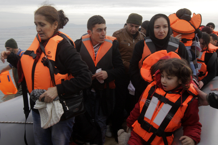Σε εξέλιξη επιχείρηση διάσωσης δεκάδων προσφύγων στο Αιγαίο