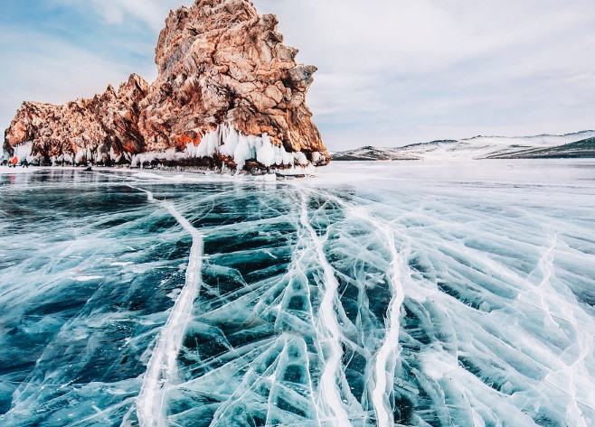 Οι ομορφιές στην παγωμένη λίμνη Βαϊκάλη [ΦΩΤΟ]