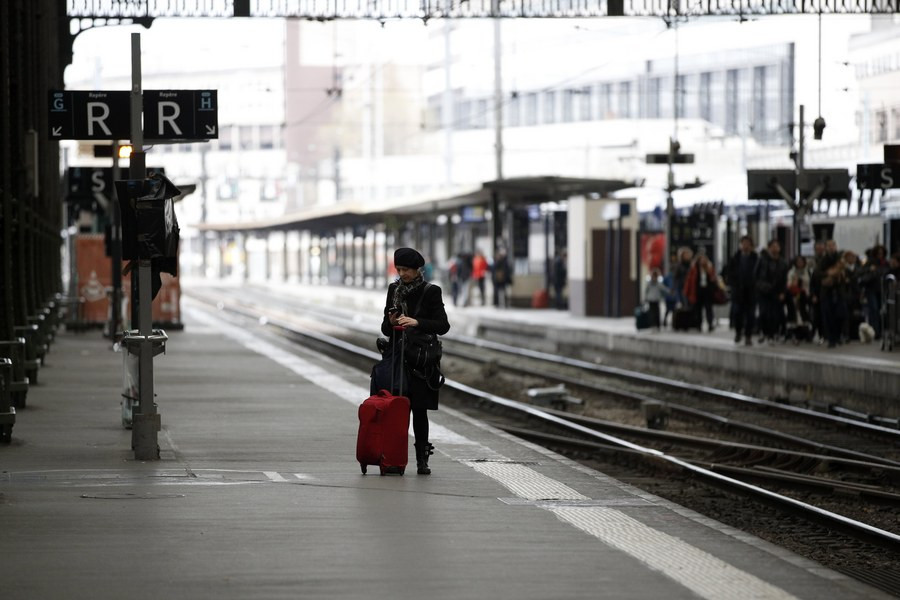 Γαλλία: Σε απεργιακές «ράγες» διαρκείας οι σιδηροδρομικοί – Επαναλαμβανόμενες απεργίες στην Air France