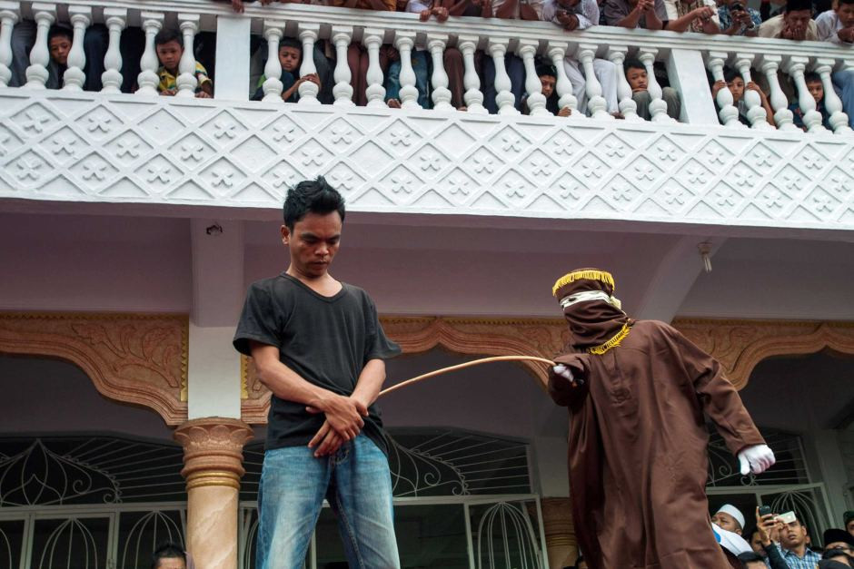 Ινδονησία: Δημόσιο μαστίγωμα σε ομοφυλόφιλους