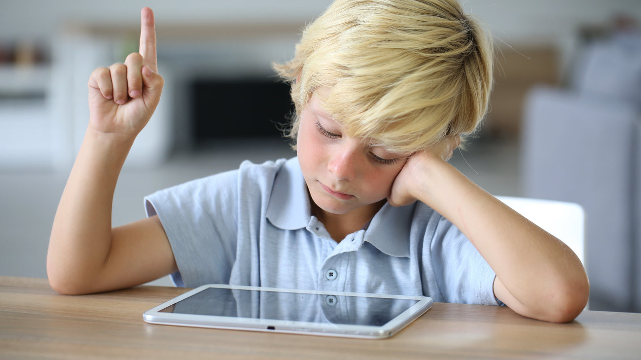 Με τα smartphones: Τα παιδιά έχουν ξεχάσει πώς να γυρνούν τις σελίδες των βιβλίων