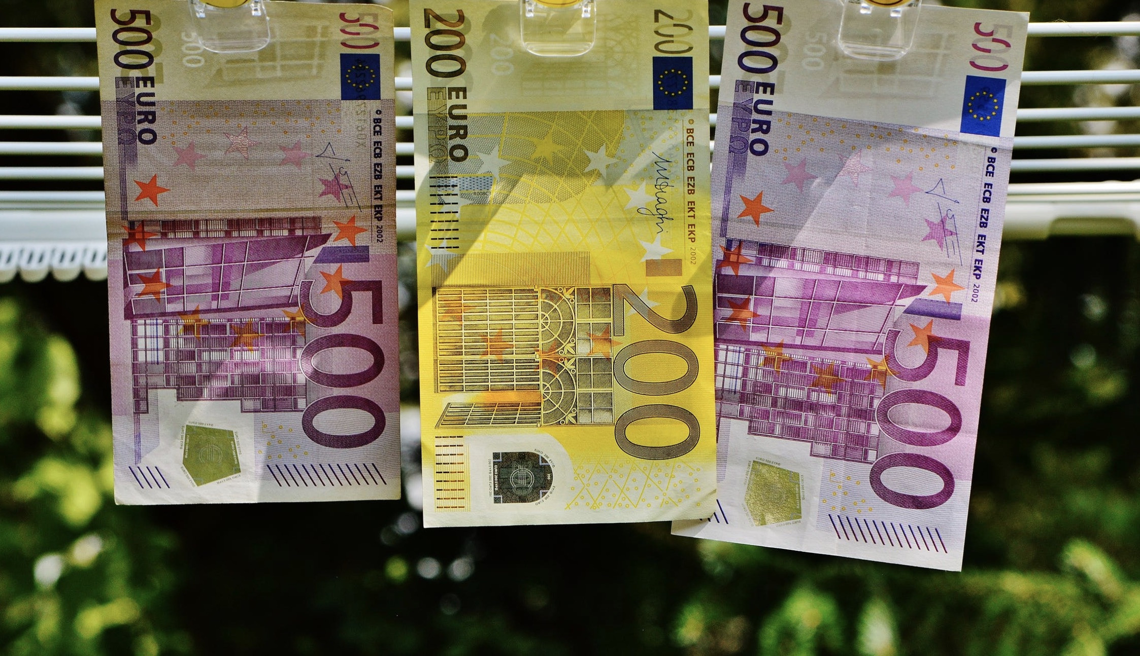 Γιατί η Ευρώπη χάνει τον αγώνα κατά του βρόμικου χρήματος