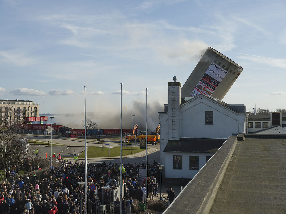Δανία: Πύργος κατεδαφίστηκε… από τη λάθος πλευρά κι έπεσε πάνω σε πολιτιστικό κέντρο [ΒΙΝΤΕΟ]