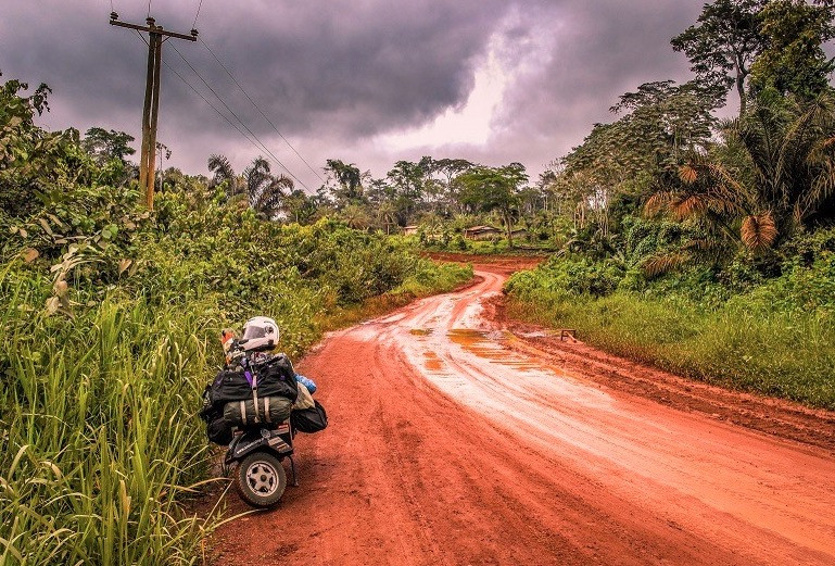 Ταξιδεύοντας στην Αφρική με όχημα μια… βέσπα