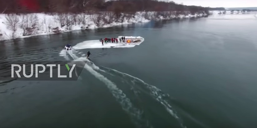 Ρώσοι έκοψαν ένα κομμάτι πάγου και έκαναν πάρτι σε ποτάμι [ΒΙΝΤΕΟ]