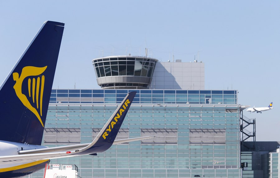 Η Ryanair μειώνει τα δρομολόγια εσωτερικού στην Ελλάδα, λόγω υψηλών χρεώσεων