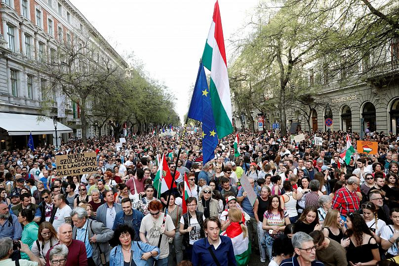 Ογκώδης διαδήλωση στην Ουγγαρία κατά του Βίκτορ Όρμπαν [Βίντεο]
