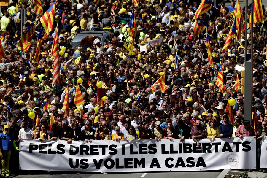 Μαζική διαδήλωση στη Βαρκελώνη: «Ελευθερία στους πολιτικούς κρατούμενους» [Βίντεο]