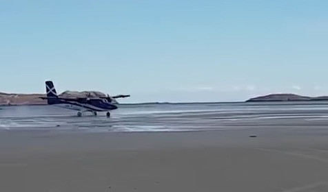 Πιλότος προσγειώθηκε σε… παραλία [ΒΙΝΤΕΟ]