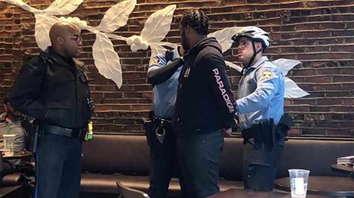 Δυο Αφροαμερικανοί συνελήφθησαν στα Starbucks επειδή δεν παρήγγειλαν τίποτα [ΒΙΝΤΕΟ]