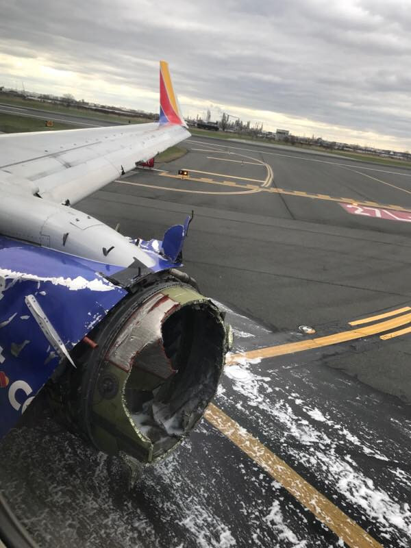 Πανικός στον αέρα: Διαλύθηκε κινητήρας αεροσκάφους κι έσπασε το παράθυρο