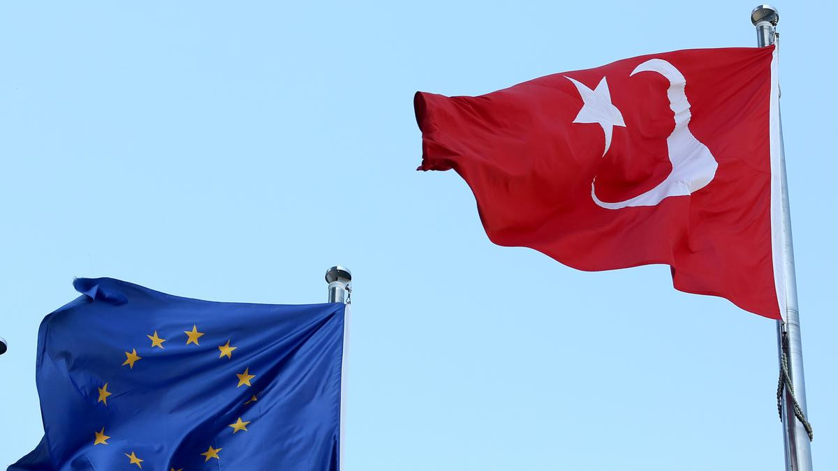 Κομισιόν: Δεν ανοίγουν νέα κεφάλαια στις ενταξιακές συνομιλίες της Τουρκίας – Η απάντηση της Άγκυρας