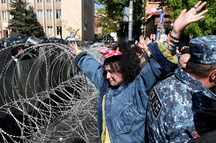 Πολιτική θύελλα στην Αρμενία – Χιλιάδες διαδηλωτές στους δρόμους