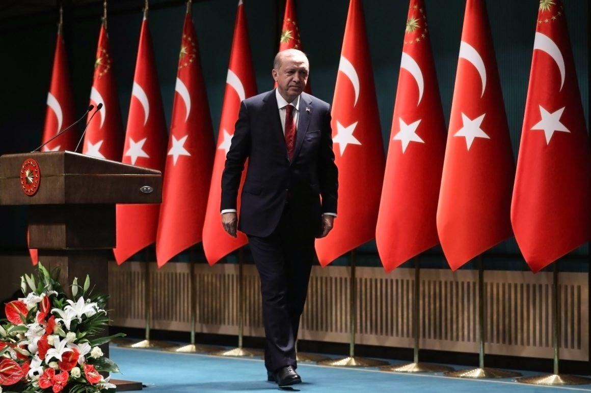 Γιατί ο Ερντογάν πάει σε πρόωρες εκλογές