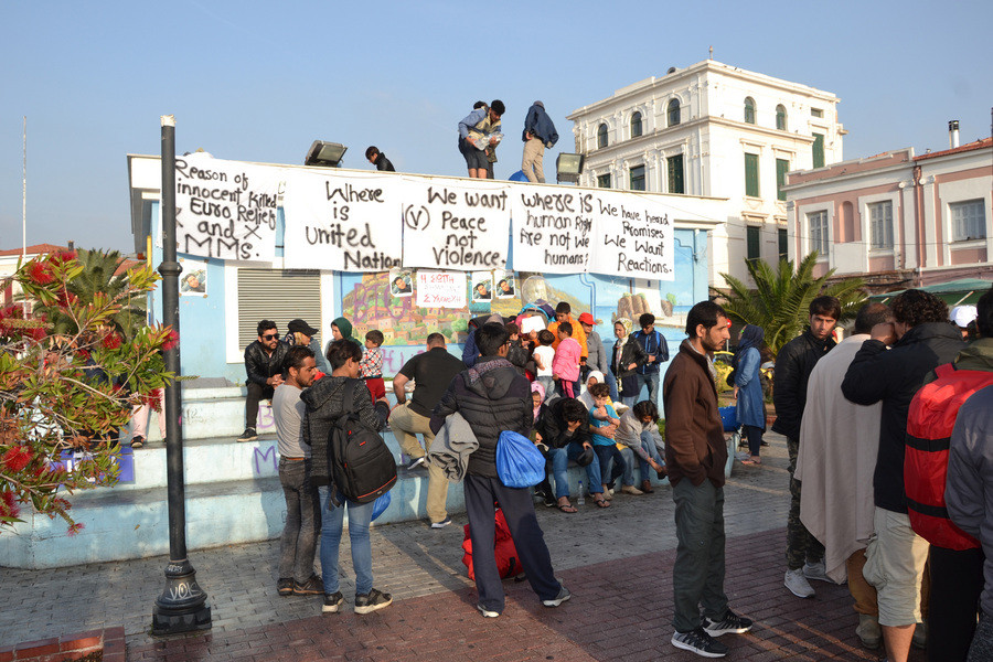 Συνεχίζεται για τρίτη μέρα η διαμαρτυρία των προσφύγων στην πλατεία Σαπφούς της Μυτιλήνης