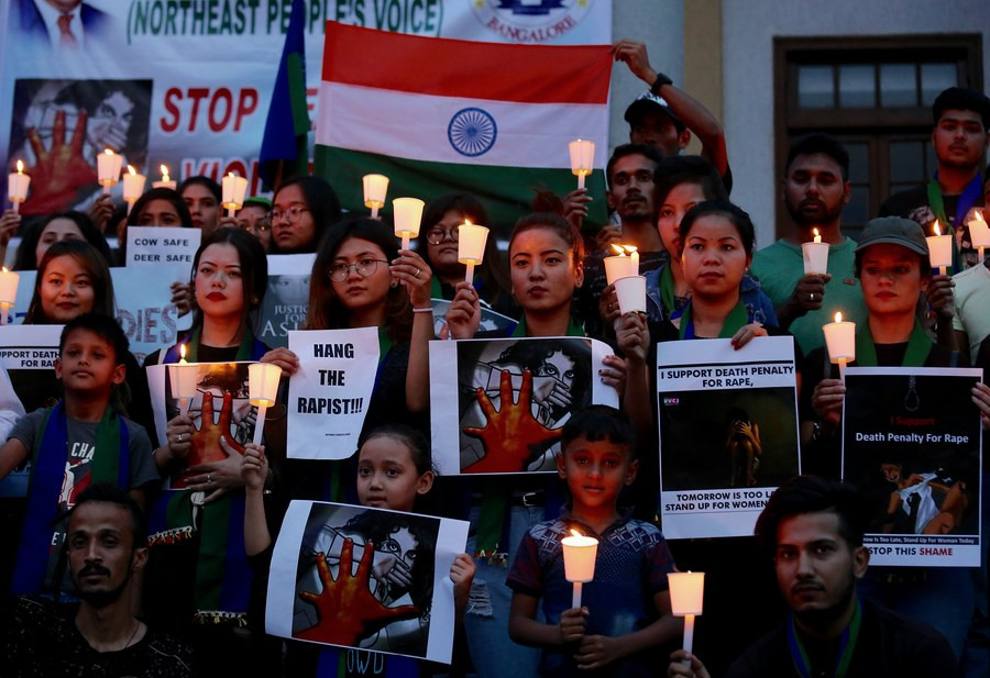 Η Ινδία εξετάζει την επιβολή θανατικής ποινής σε βιαστές παιδιών