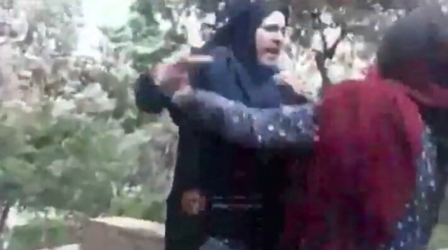 Άγρια σύλληψη γυναίκας στο Ιράν επειδή δεν φορά Χιτζάμπ [ΒΙΝΤΕΟ]