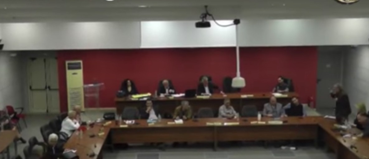 Χαμός στο δημοτικό συμβούλιο στη Χαλκίδα με βαριές ύβρεις και… ιπτάμενα αντικείμενα