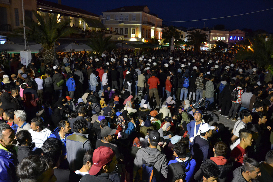 Ακροδεξιοί επιτέθηκαν στους πρόσφυγες που είχαν καταλάβει την πλατεία Σαπφούς στη Μυτιλήνη