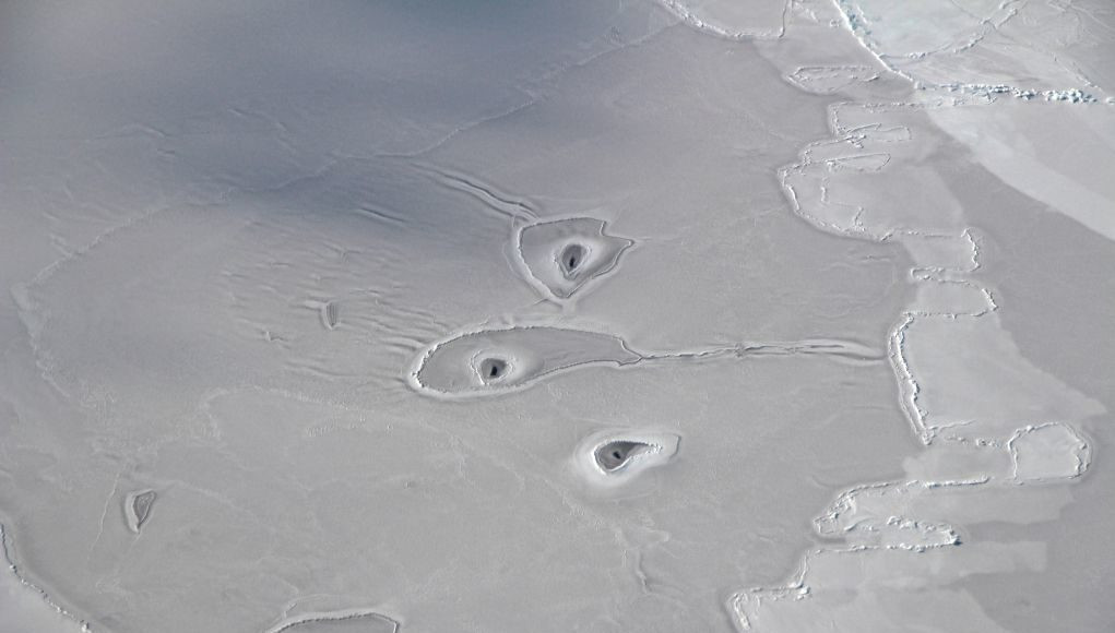 Οι «μυστηριώδεις» τρύπες στους πάγους της Αρκτικής που προβληματίζουν τη NASA