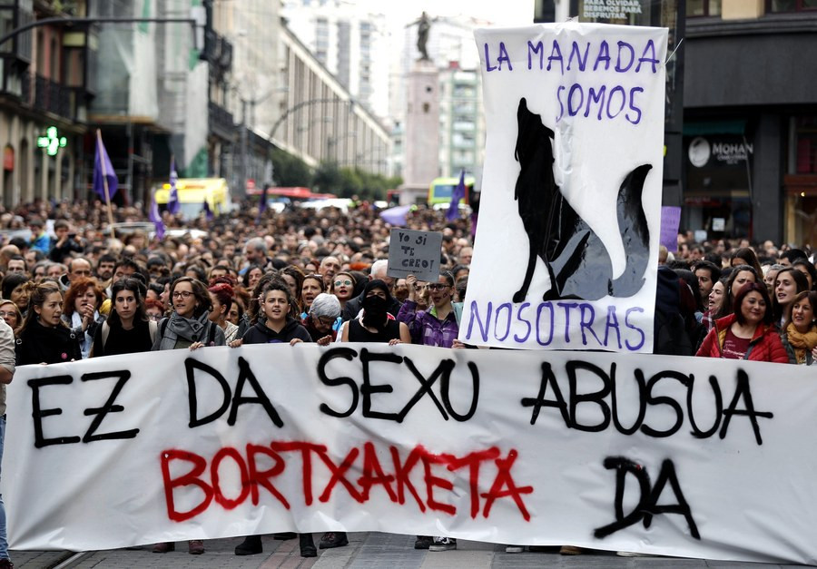 Οργή στην Ισπανία με τη δικαστική απόφαση για τους βιαστές της Παμπλόνα