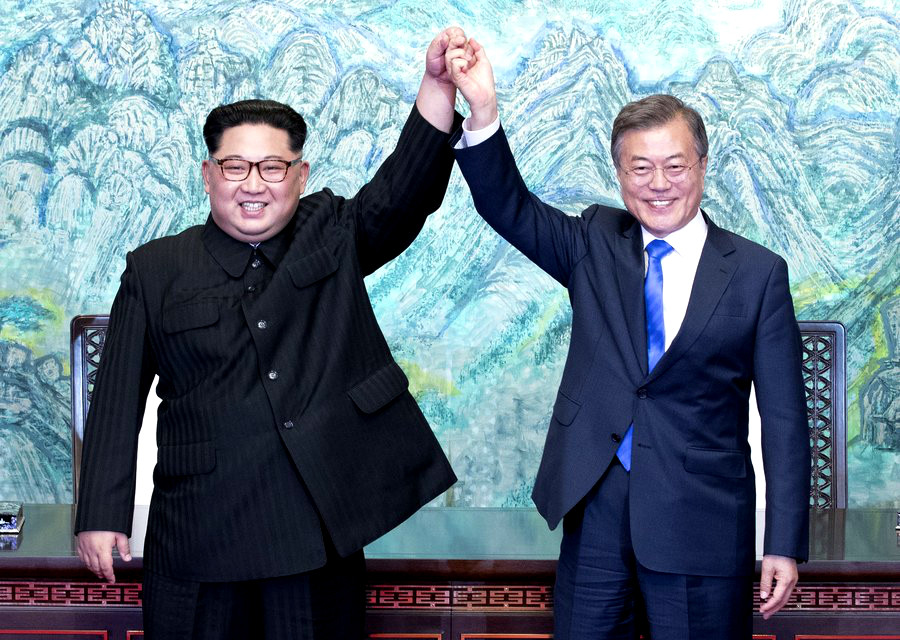 Κιμ Γιονγκ-Ουν και Μουν Τζε-Ιν: Ειρήνη υμίν!