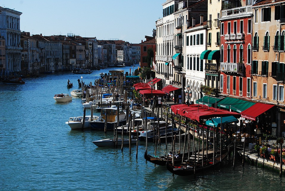 Στη Βενετία έβαλαν μπάρες για να κόψουν τη ροή των τουριστών!
