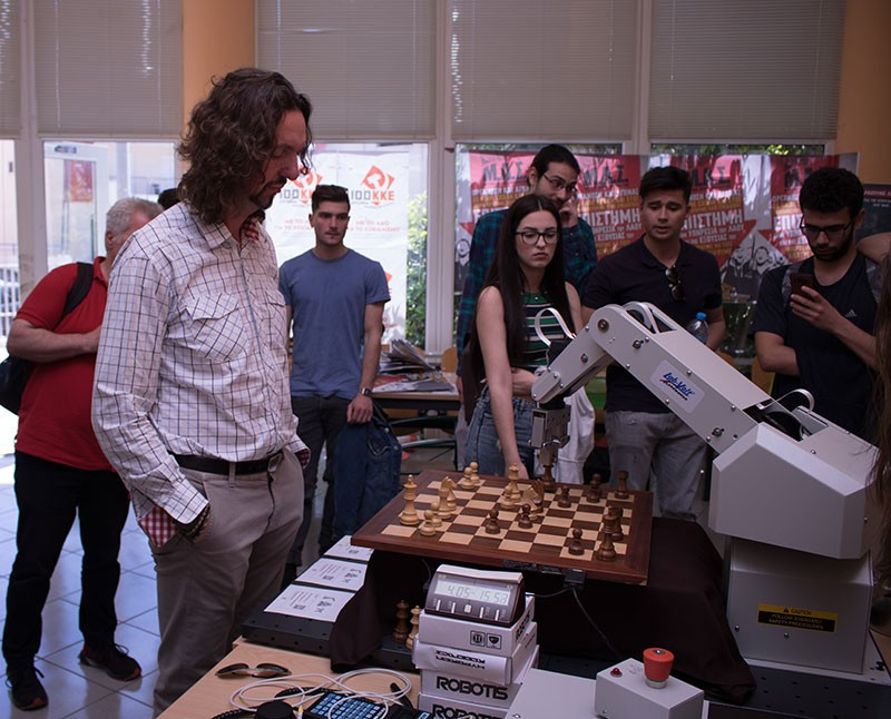 Ρομπότ που παίζει σκάκι και είναι αήττητο από τους φοιτητές του Πολυτεχνείου Κοζάνης [ΒΙΝΤΕΟ]