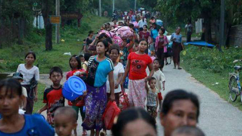 Μιανμάρ: Χιλιάδες άνθρωποι φεύγουν για να γλιτώσουν από τις μάχες