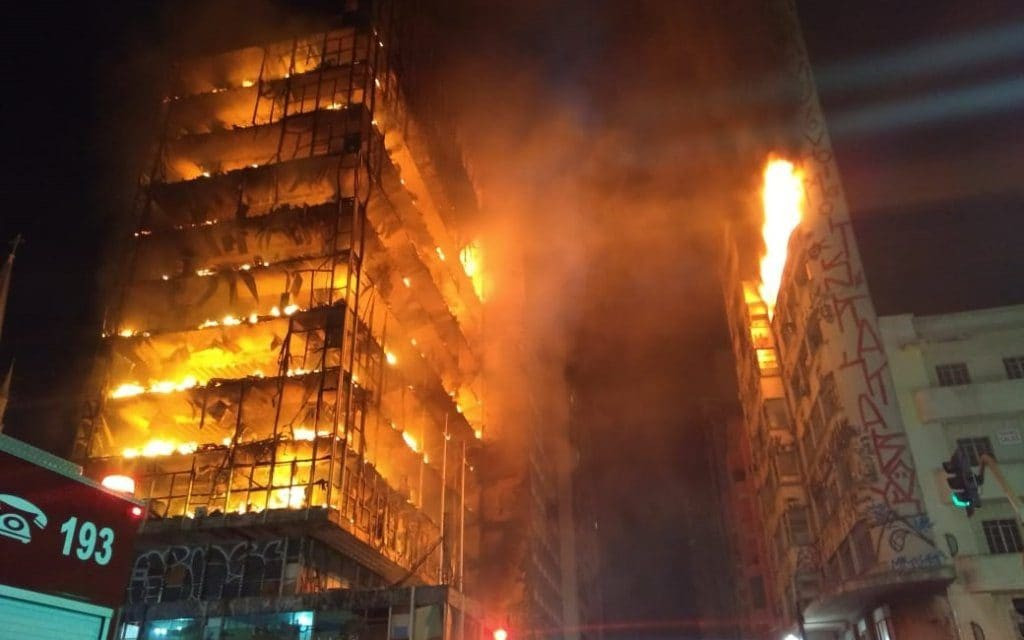 Βραζιλία: Κατέρρευσε φλεγόμενο κτίριο στο Σάο Πάολο [ΒΙΝΤΕΟ]