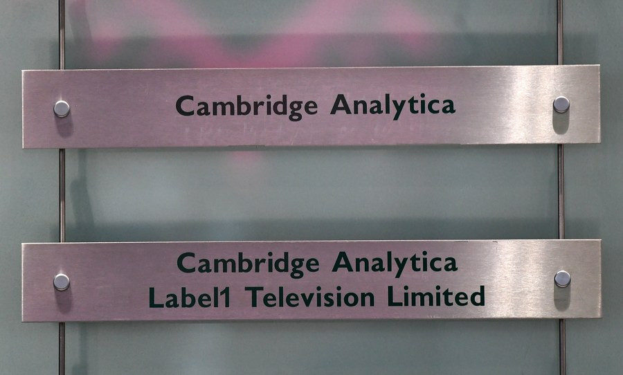 «Λουκέτο» στην Cambridge Analytica
