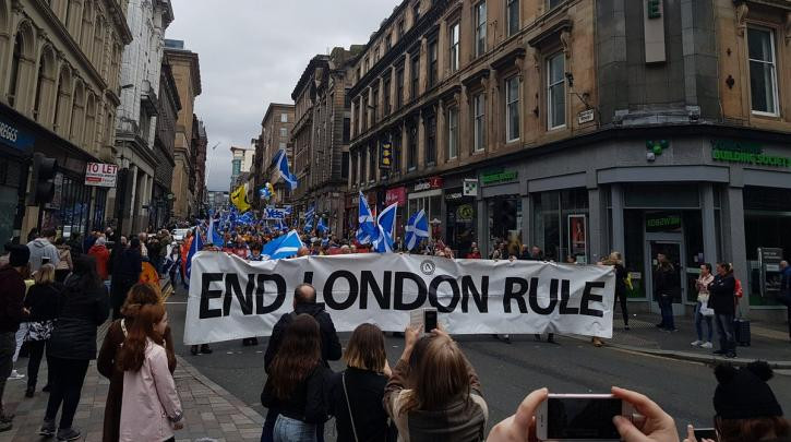 Δεκάδες χιλιάδες διαδηλωτές υπέρ της ανεξαρτησίας της Σκωτίας
