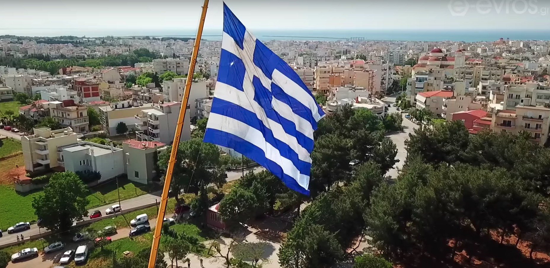 Η μεγαλύτερη ελληνική σημαία υψώθηκε στην Αλεξανδρούπολη [Βίντεο]