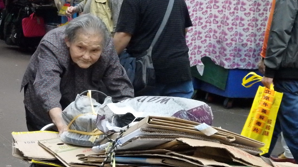 Cardboard grannies: Οι γριές χαρτοσυλλέκτριες του Χονγκ Κονγκ