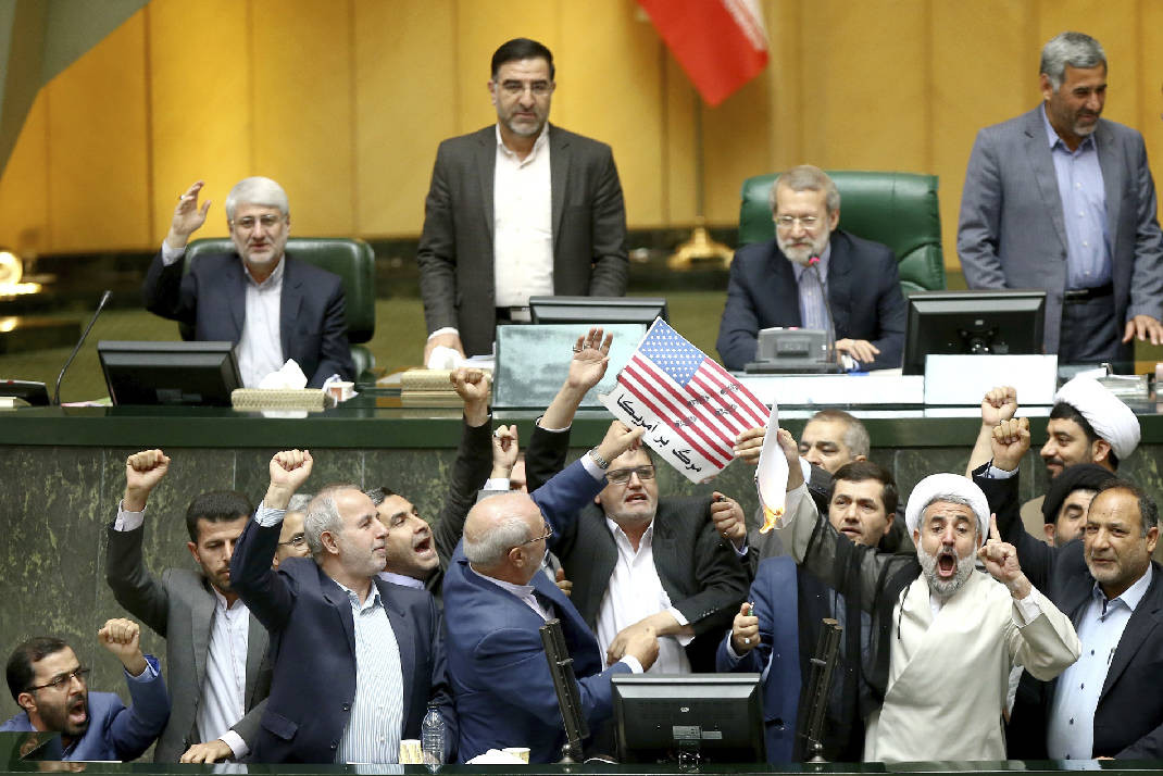 Έκαψαν αμερικανική σημαία μέσα στο ιρανικό κοινοβούλιο [ΒINTEO]