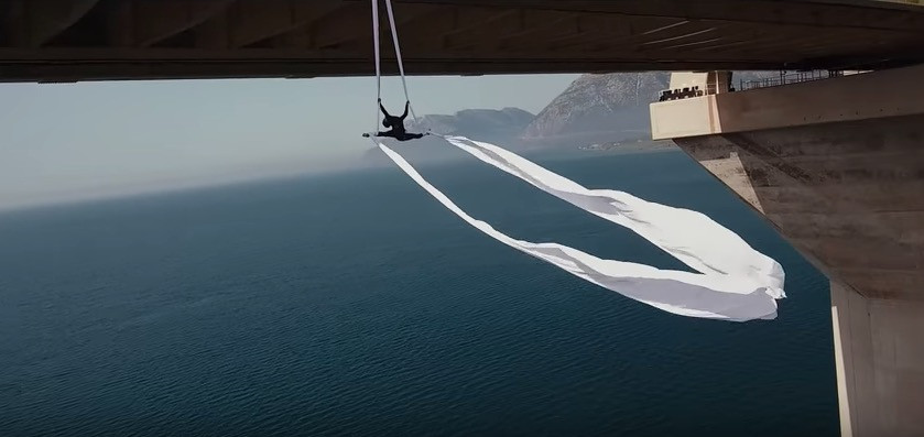 Aerial dance στη γέφυρα Ρίου-Αντιρρίου [ΒΙΝΤΕΟ]