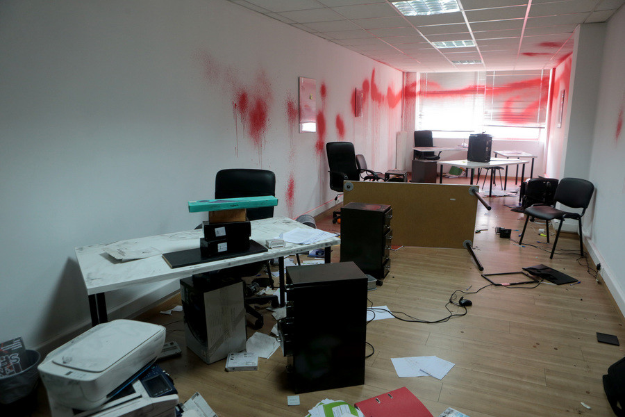 Βίντεο από την παρέμβαση του Ρουβίκωνα στα γραφεία της Oxfam